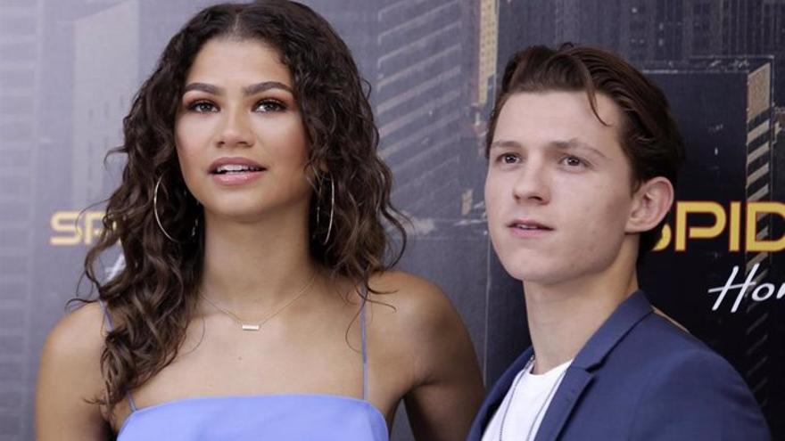 Zendaya y Tom Holland, posando en un acto en Hollywood