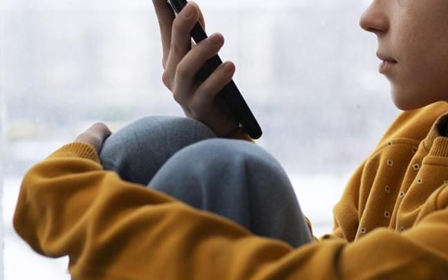 Un niño llamando por teléfono.