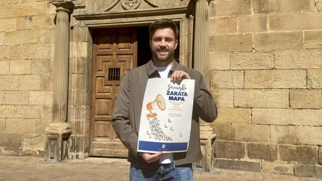 Inaxio Illarramendi con el cartel de la reunión de este miércoles en Zarautz.
