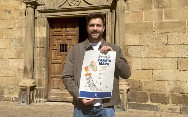 Inaxio Illarramendi con el cartel de la reunión de este miércoles en Zarautz.