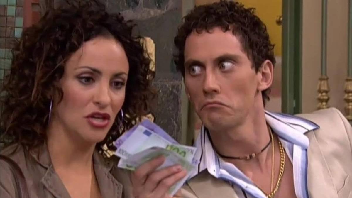 Los actores Melanie Olivares y Paco León en 'Aída'