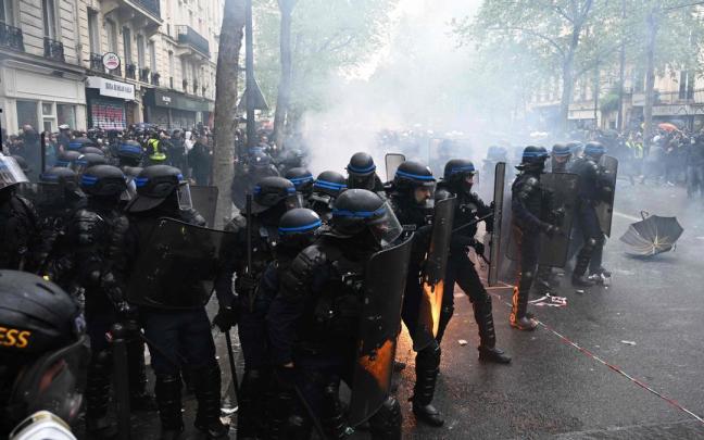 Disturbios en París en las manifestaciones del 1 de mayo. Disturbios en París en las manifestaciones del 1 de mayo.