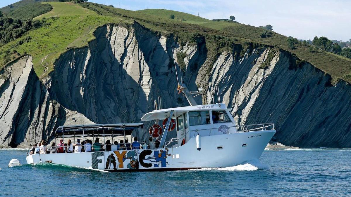 Begi Bistan organiza numerosas travesías en barco por la costa guipuzcoana.