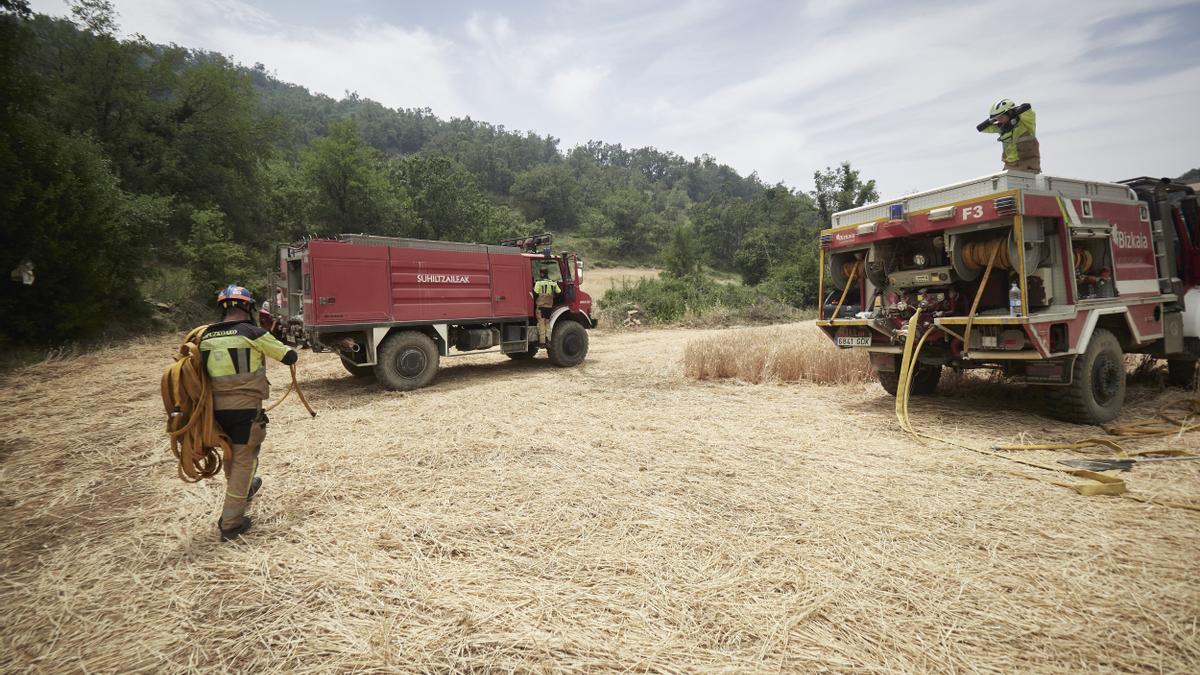 Los bomberos trabajan en las labores de extinción del incendio en Olleta (Nafarroa) en 2022.