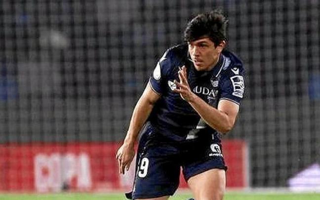 Jon Aramburu conduce el balón el pasado martes. / EFE