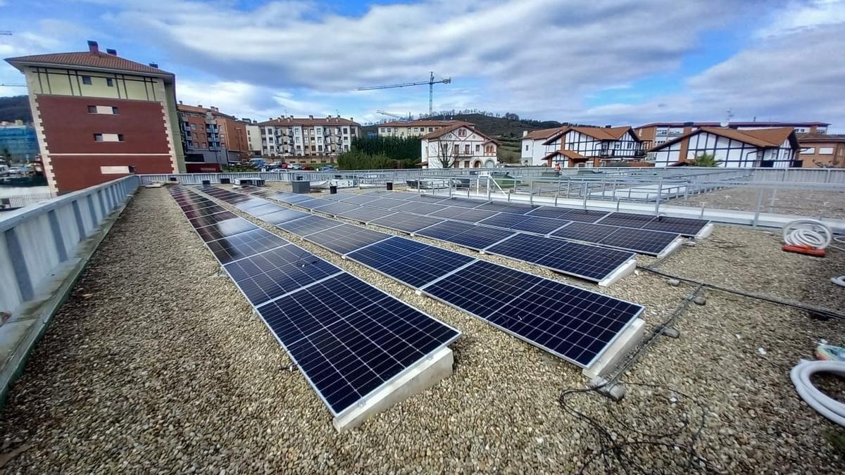 Placas solares instaladas en una población de Euskadi.