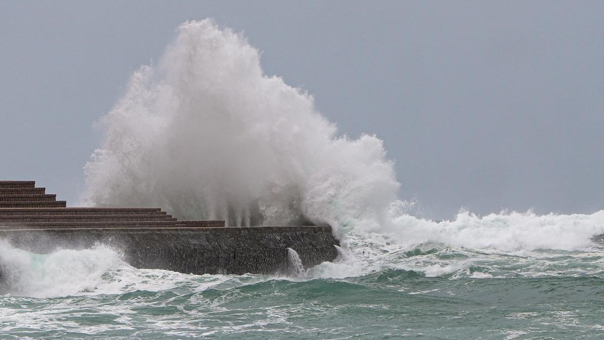 Oleaje en la playa de Ondarreta