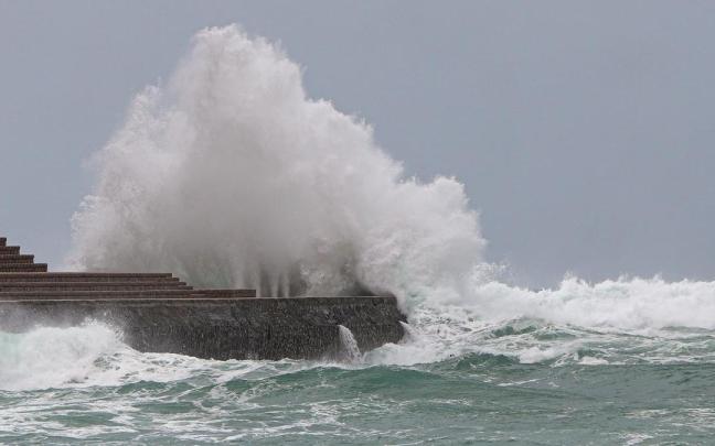 Oleaje en la playa de Ondarreta