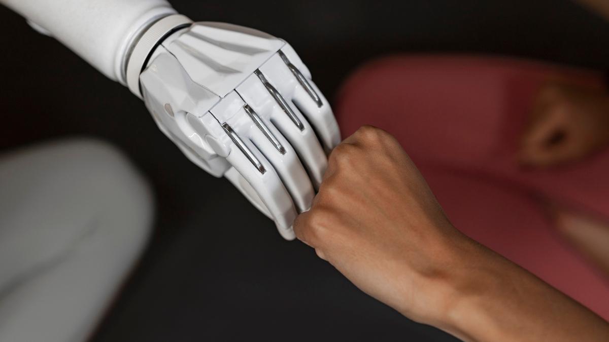 La mano de un robot se une a la mano de una humana.