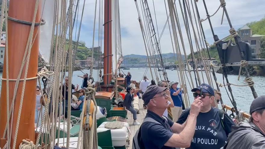 Uno de los barcos de Pasaia Itsas Festibala navega por la bahía.