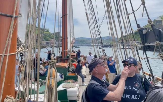 Uno de los barcos de Pasaia Itsas Festibala navega por la bahía.