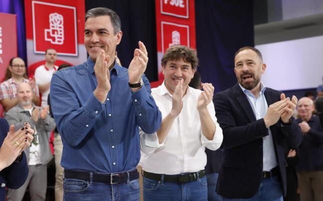 Eneko Andueza, junto a Pedro Sánchez en el acto político celebrado en Gasteiz. / EFE Eneko Andueza, junto a Pedro Sánchez en el acto político celebrado en Gasteiz.