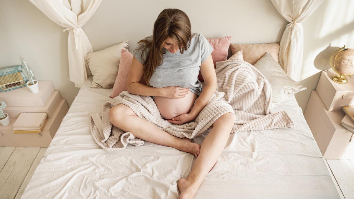 La gestación subrogada puede ser una opción para personas o parejas que no pueden concebir un hijo por sí mismos debido a diversas razones médicas, biológicas o personales.