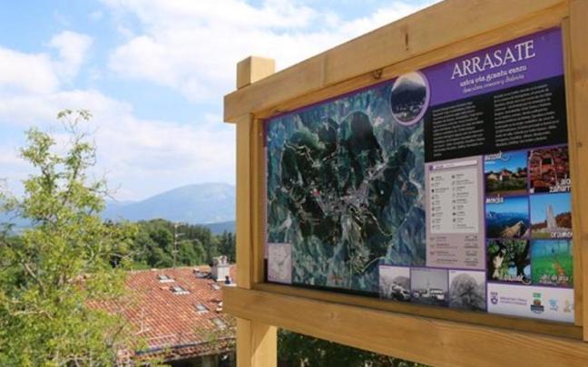 Panel que indica una de las rutas que comienza en Udala.