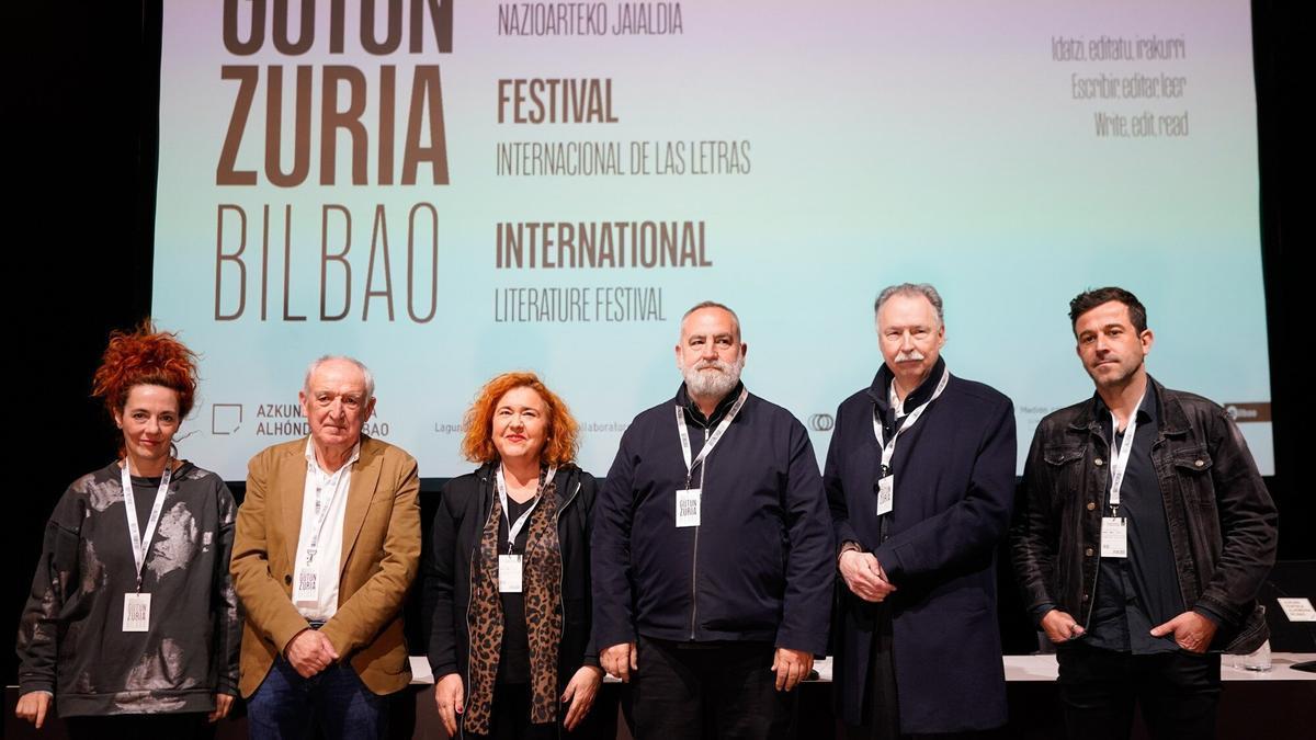 Lertxundi y Kovacsics, junto a Nekane Alonso, Fernando Pérez y miembros de Gutun Zuria.