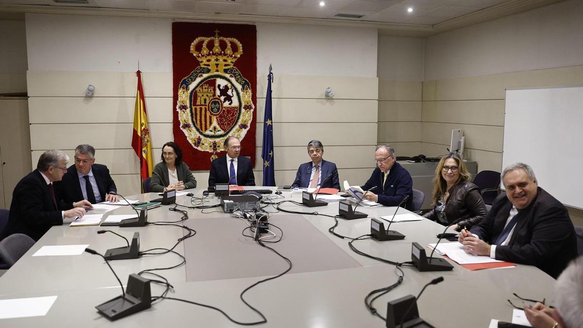 Reunión de la Mesa y Portavoces del Senado en la Comisión conjunta de las Comisiones Constitucional y de Justicia para fijar el calendario de la ley de amnistía.