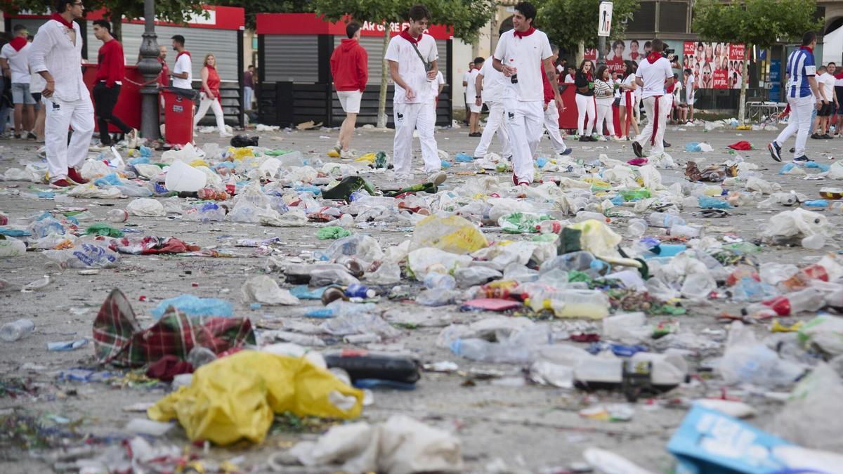 Restos de un botellón masivo en la Plaza del Castillo en Sanfermines.