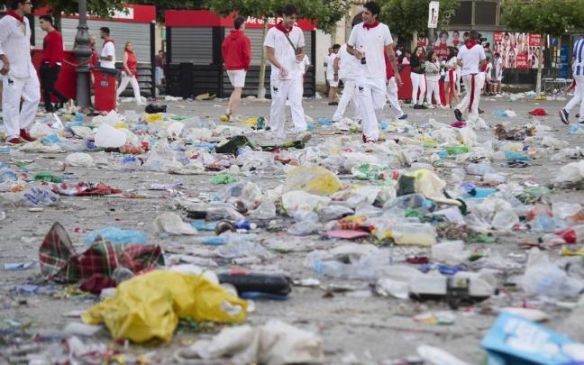 Restos de un botellón masivo en la Plaza del Castillo en Sanfermines.
