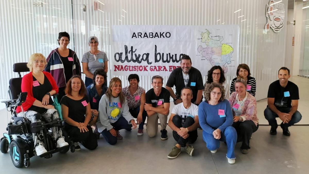 Integrantes del movimiento ciudadano Altxa Burua Araba, impulsado por familias y profesionales comprometidos con el uso saludable de la tecnología entre menores.