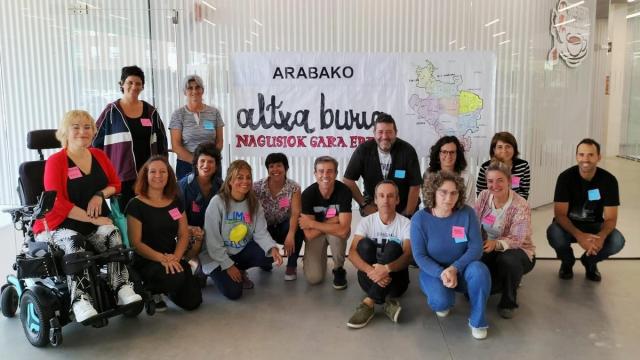 Integrantes del movimiento ciudadano Altxa Burua Araba, impulsado por familias y profesionales comprometidos con el uso saludable de la tecnología entre menores.