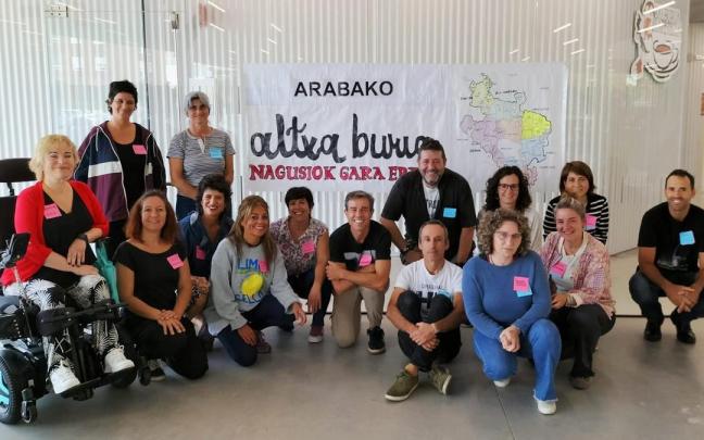 Integrantes del movimiento ciudadano Altxa Burua Araba, impulsado por familias y profesionales comprometidos con el uso saludable de la tecnología entre menores.