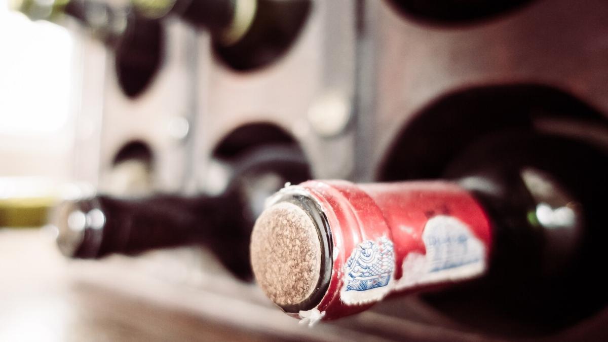 Botellas de vino en una bodega.