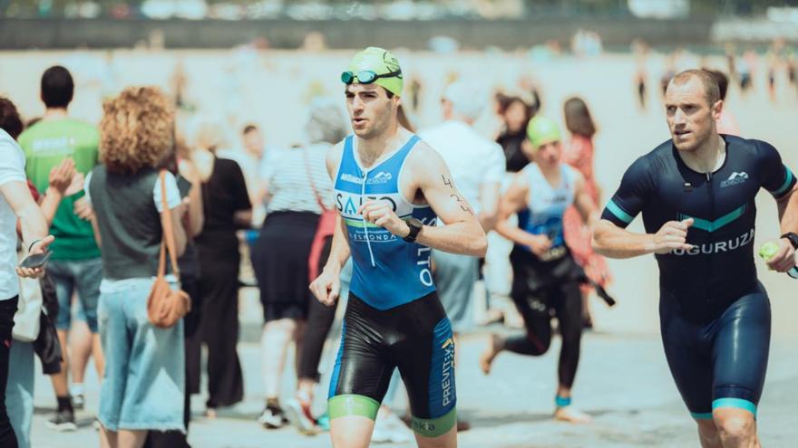 Instante del Triatlón de Hondarribia en su edición de 2025