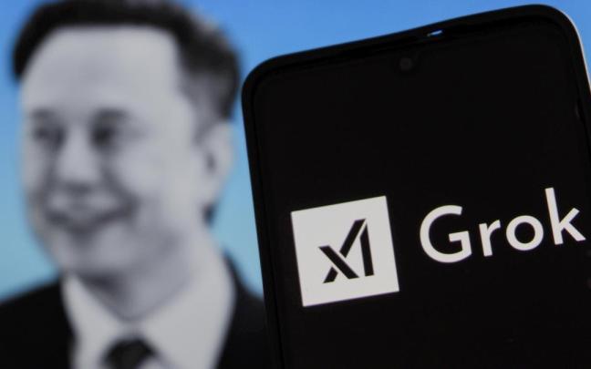 Logotipo de Grok y el retrato de su propietario, Elon Musk.