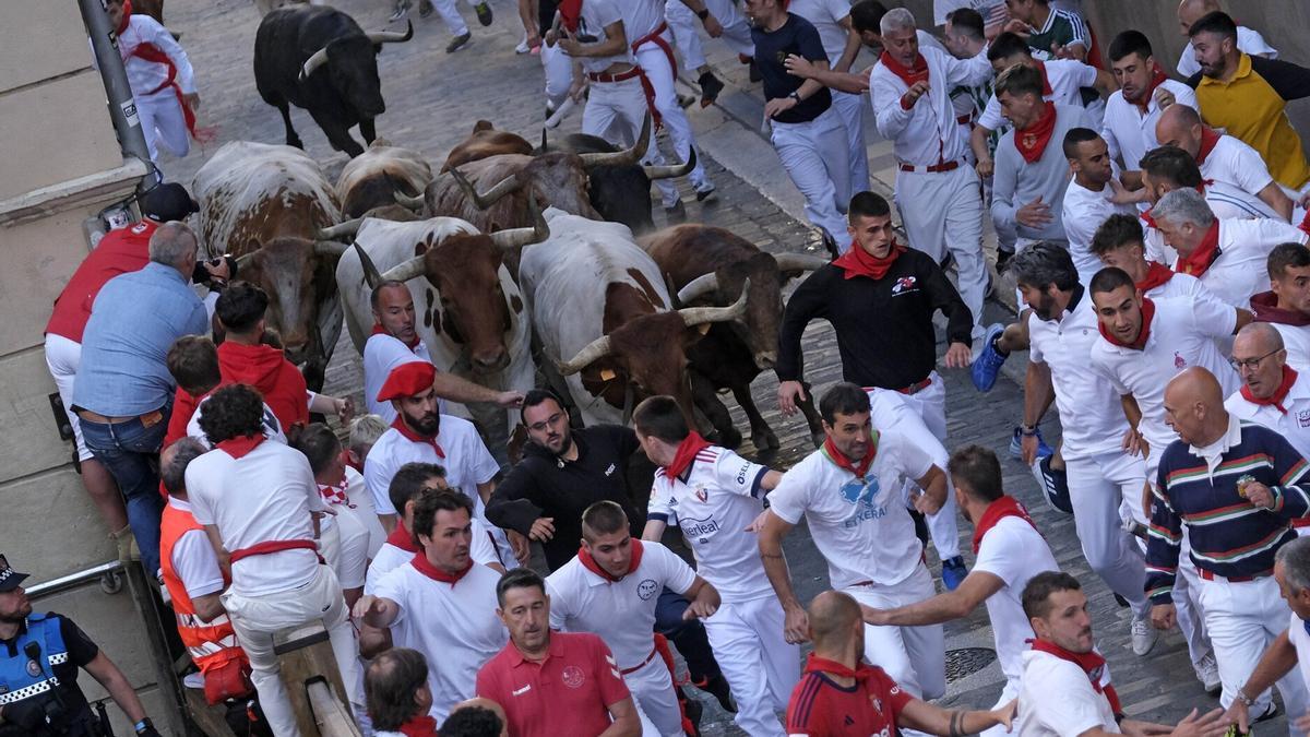 En imágenes: los toros de Victoriano del Río protagonizan un vertiginoso y limpio cuarto encierro