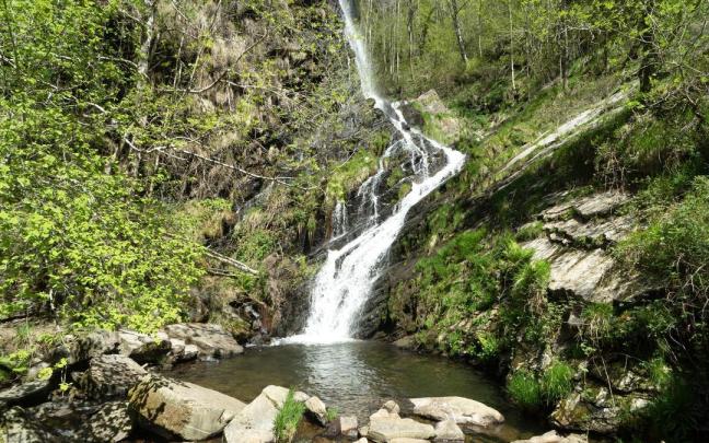 La cascada de A Semeira, en el río Agüeira.