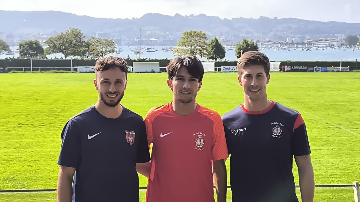 Los tres futbolistas posan en Beltzenia ante la bahía de Txingudi