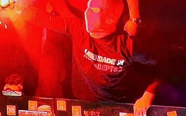 Uno de los que lanzó bengalas en Anoeta. / R.S.