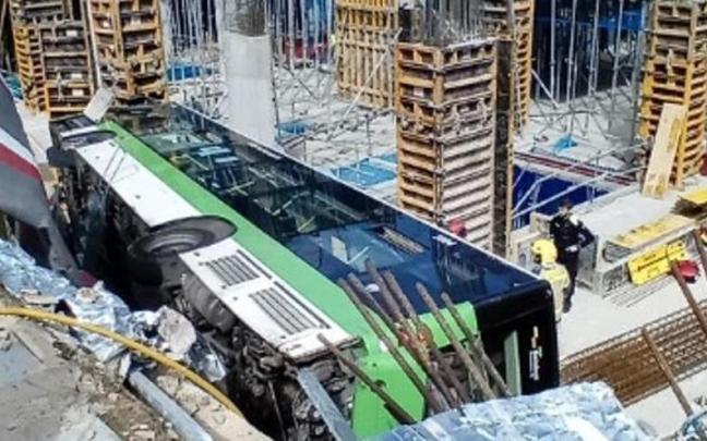 El vehículo, en el interior de la zona de obras en Cornellà de Llobregat.