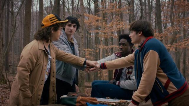 Los protagonistas de 'Stranger Things' en una escena de la temporada final.