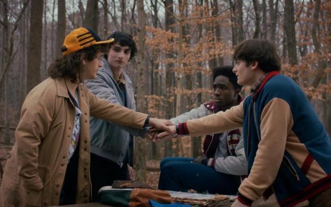 Los protagonistas de 'Stranger Things' en una escena de la temporada final.