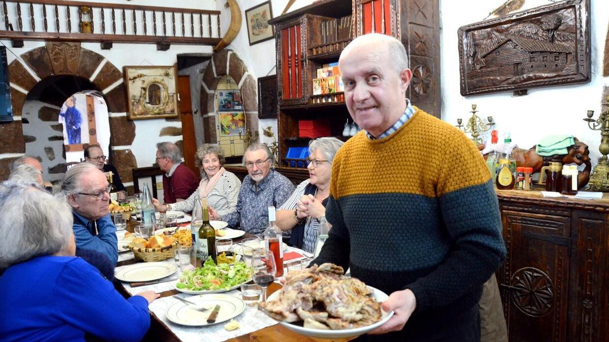 Antonio Etxeberri, dueño del Asador La Basque, posa con un plato repleto de costillas. Haz clic para ver más fotos.