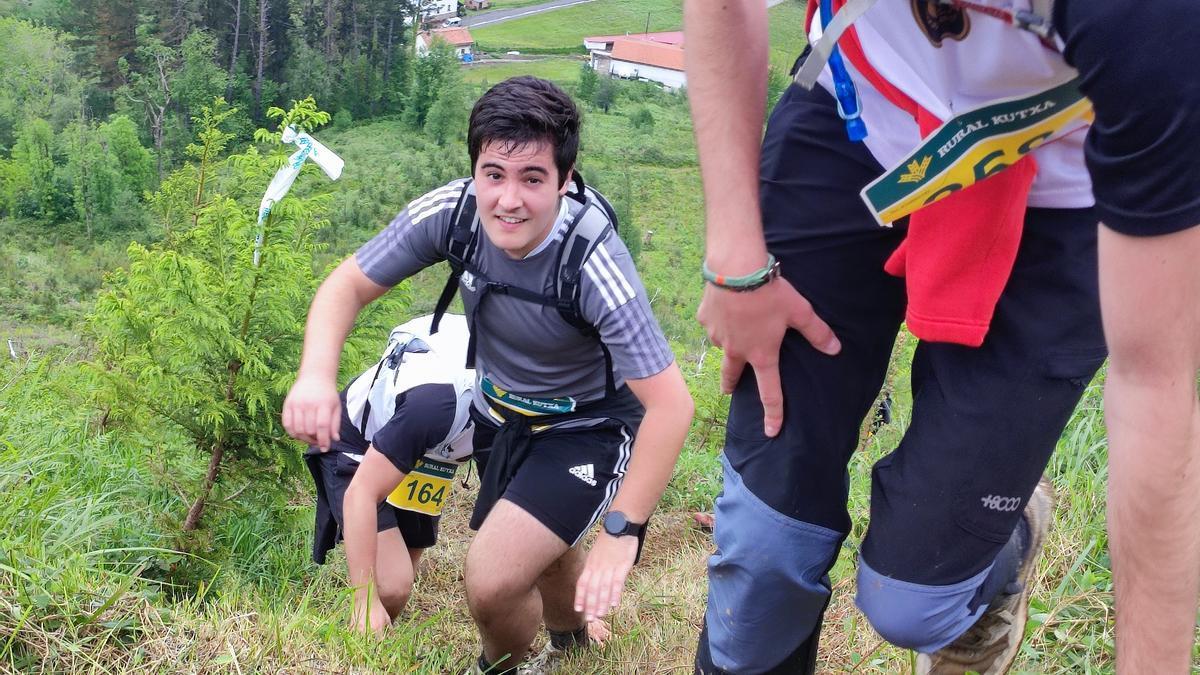 Los corredores afrontarán la corta y exigente subida a la cruz del monte Morkaiko en el tramo final de la prueba.