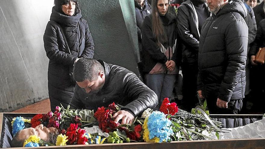 Funeral ayer de Oleg Mudrak, dirigente del batallón Azov capturado en Mariupol, y fallecido hace días. | FOTO: EFE