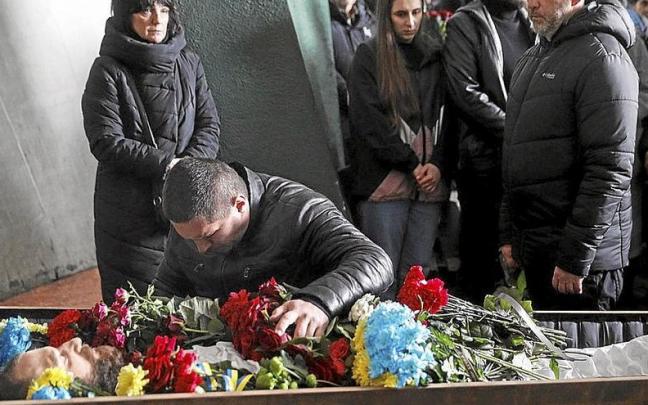 Funeral ayer de Oleg Mudrak, dirigente del batallón Azov capturado en Mariupol, y fallecido hace días. | FOTO: EFE Funeral ayer de Oleg Mudrak, dirigente del batallón Azov capturado en Mariupol, y fallecido hace días. | FOTO: EFE
