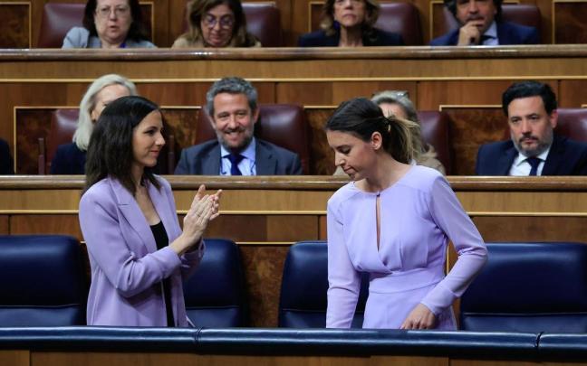 La ministra de Derechos Sociales, Ione Belarra, aplaude la intervención de la ministra de Igualdad, Irene Montero.