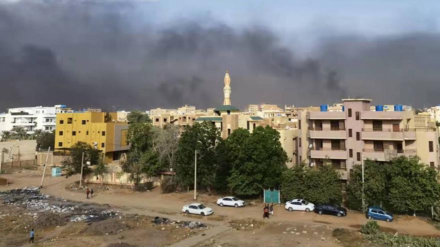 Imagen de archivo de una columna de humo en Jartum, Sudán.