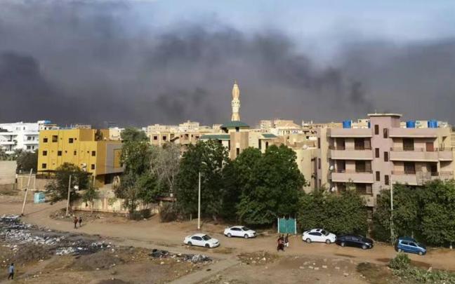 Imagen de archivo de una columna de humo en Jartum, Sudán.