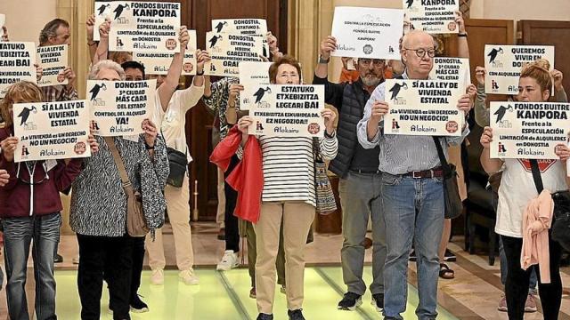 Miembros de STOP Desahucios, Inquilinos Azora y Alokairu, en el Pleno.