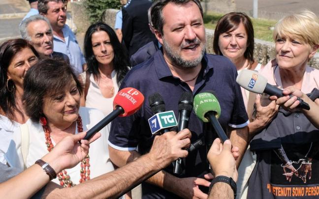 Salvini atiende a los medios de comunicación.