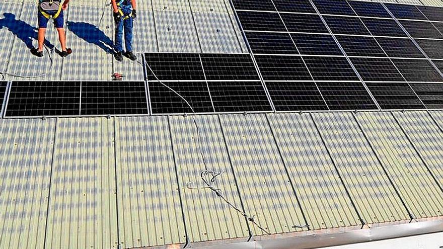 Instalación de las placas solares en el frontón de Nanclares.