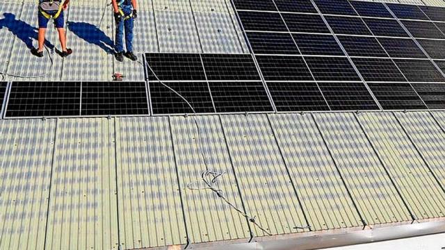Instalación de las placas solares en el frontón de Nanclares.