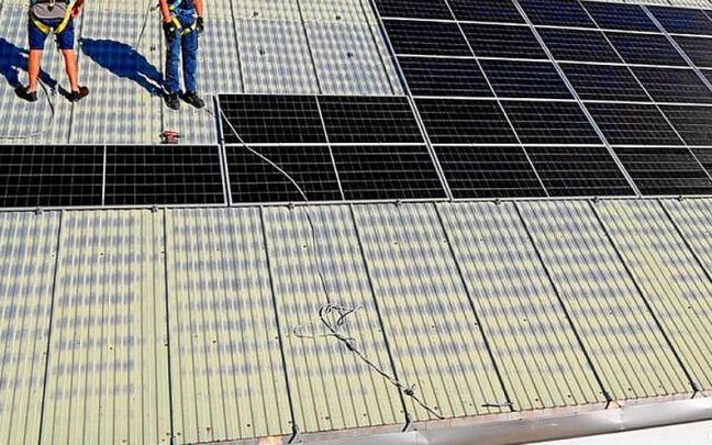 Instalación de las placas solares en el frontón de Nanclares.