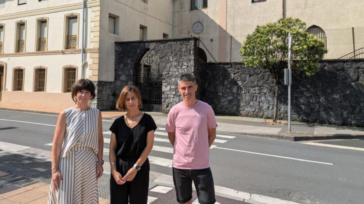 Anuncio de la compra del convento de las Siervas de María frente al lugar en el que se ubica.