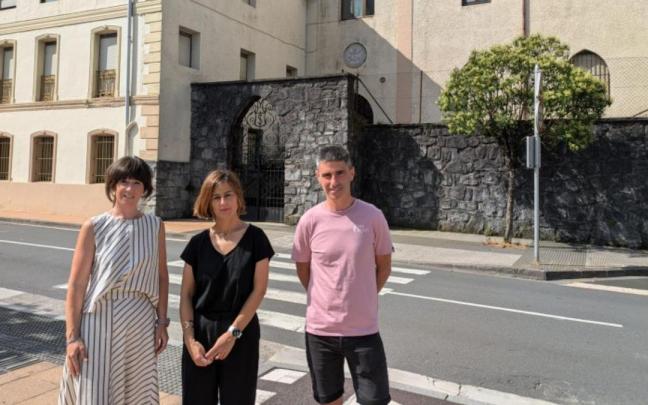 Anuncio de la compra del convento de las Siervas de María frente al lugar en el que se ubica.