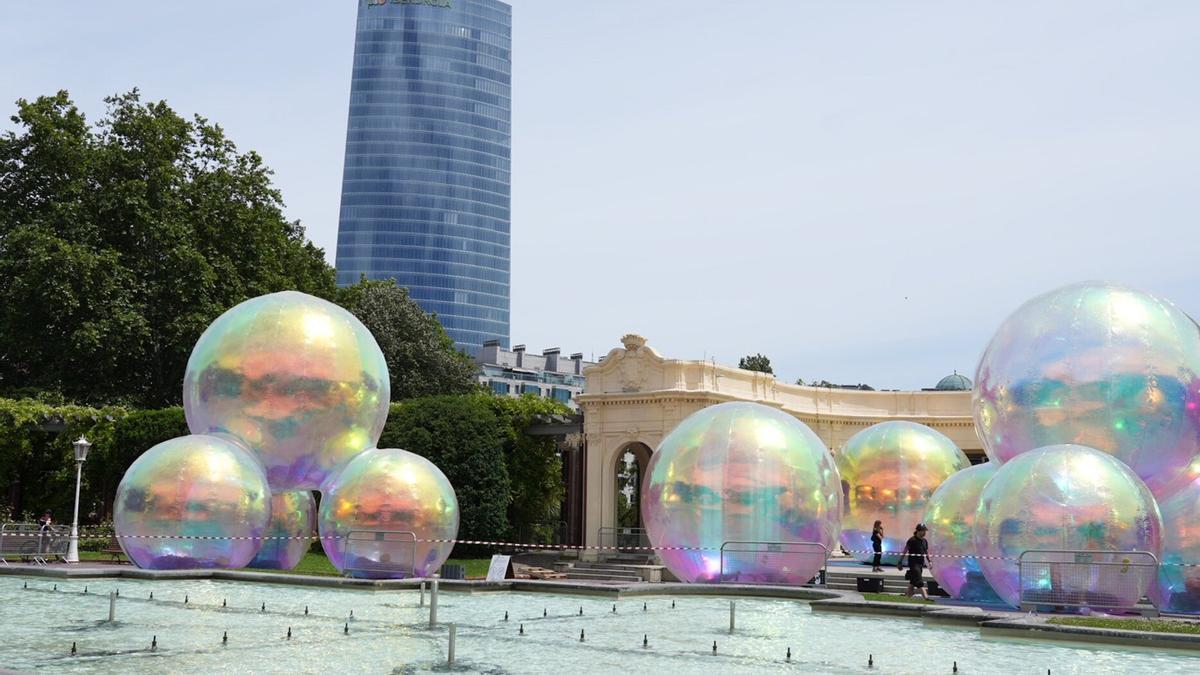 Preparativos y montaje para la 'Noche blanca' en Bilbao.